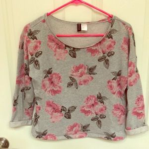 Rose print cropped sweater! 🌹